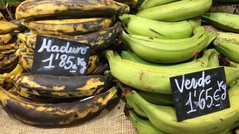 Omniprésente sur nos étals, la fragile banane dessert Cavendish est à travailler à maturité. ©© B. Guicheteau